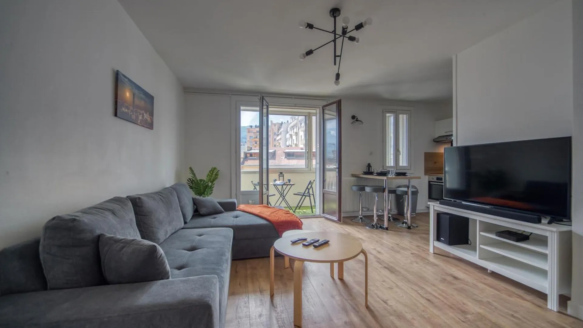 R 'Apparts T4 The Alpin Lodge Grenoble 0*,  France